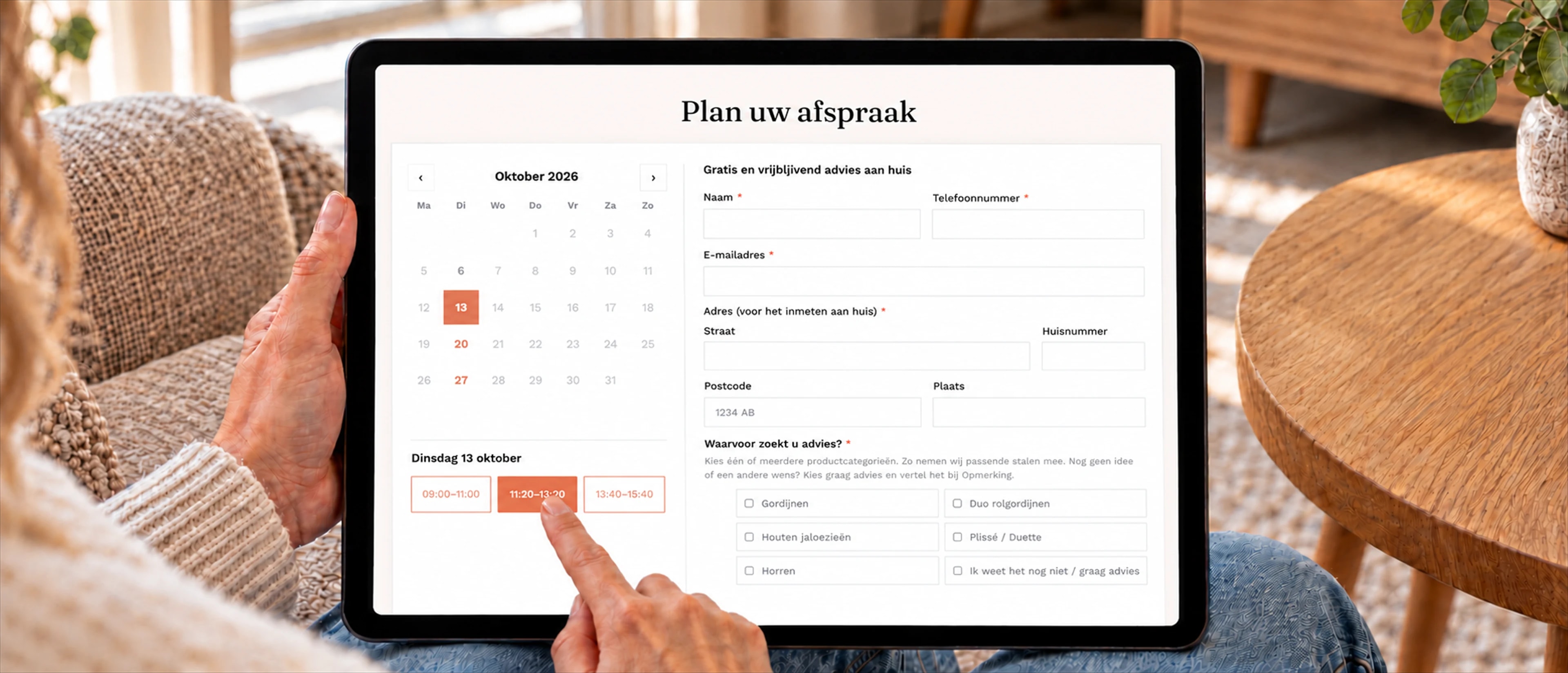 Klant plant op een tablet een gratis adviesafspraak aan huis in de RAAMFIT-agenda